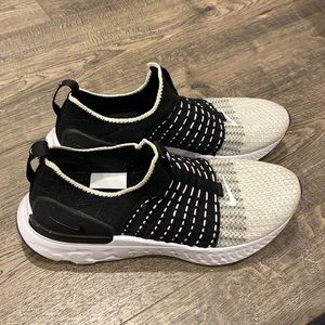 Nike running/tennis shoes